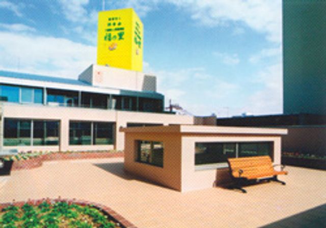 広々とした中庭 中庭 青空の下でベンチが置かれた広いスペースです。休憩やリフレッシュに最適な環境が整っています。