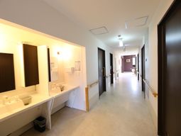 廊下と洗面所のクリーンな空間