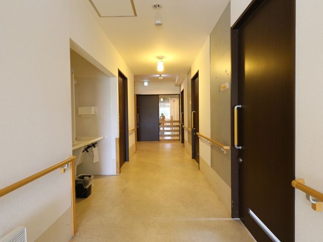 清潔な廊下 廊下 手すりが設置された明るく清潔感のある廊下です。安全に配慮した設計になっておりますので、快適にお過ごしいただけます。