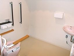 バリアフリー設計のトイレ