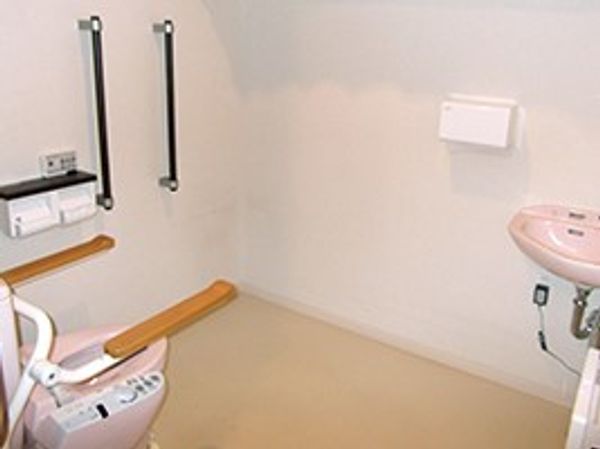 バリアフリー設計のトイレ