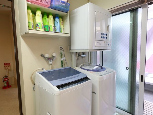 洗濯機と乾燥機の洗面設備 ランドリー ゆとりある空間に設えられた洗濯設備は、日々の衣類やリネンのお手入れに便利です。清潔感のあふれる設備が整っており、快適にお使いいただけます。