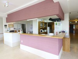 明るい受付カウンター