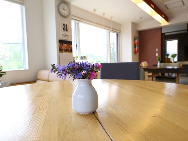 花瓶とテーブルがあるリビング