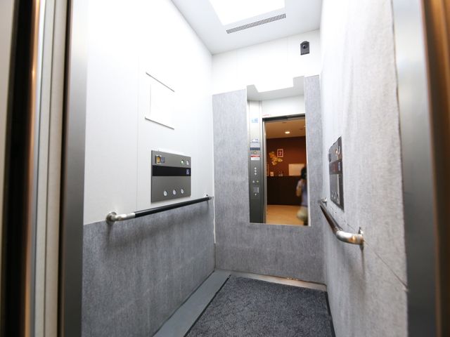 エレベーター内部の風景 エレベーター ゆったりとした空間が確保されたエレベーターです。スムーズな移動をサポートする機能的な設計となっており、働く環境としての配慮が感じられます。