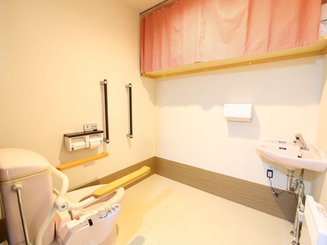 バリアフリートイレ設備 トイレ 手すり付きのトイレは利用者の安全と利便性を考慮してデザインされており、安心してご使用いただけます。
