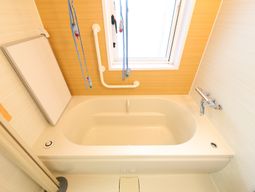 バリアフリー設計の浴室