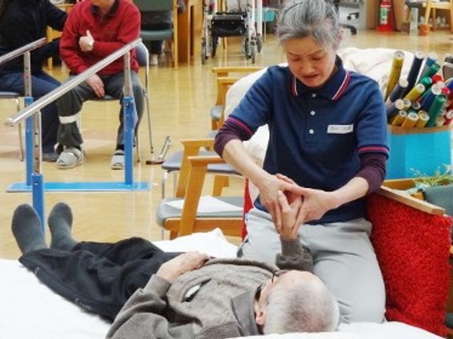 リハビリ中の様子 機能訓練室 広いスペースでリハビリが行われています。丁寧なケアで安心して働ける職場です。