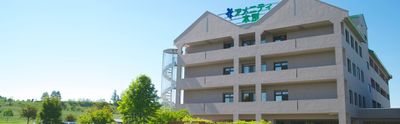 広々とした施設の外観