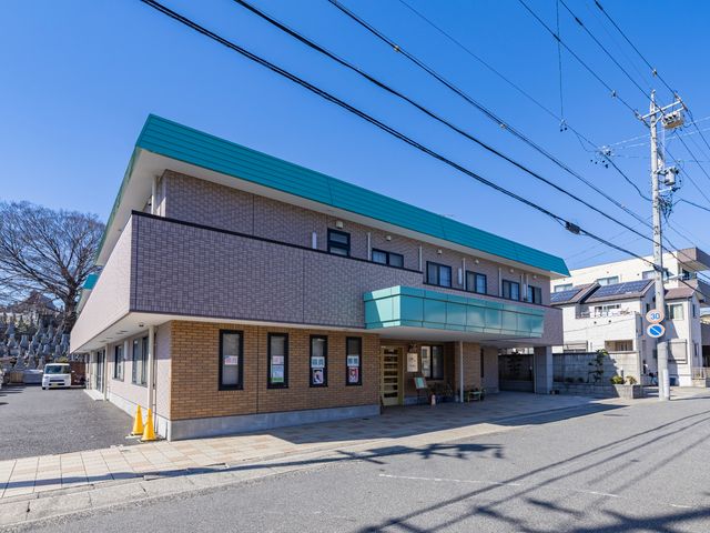 清潔感ある建物の外観 外観 清潔で落ち着いた雰囲気の外観です。広々とした前庭が印象的で、訪れる方を温かく迎え入れます。