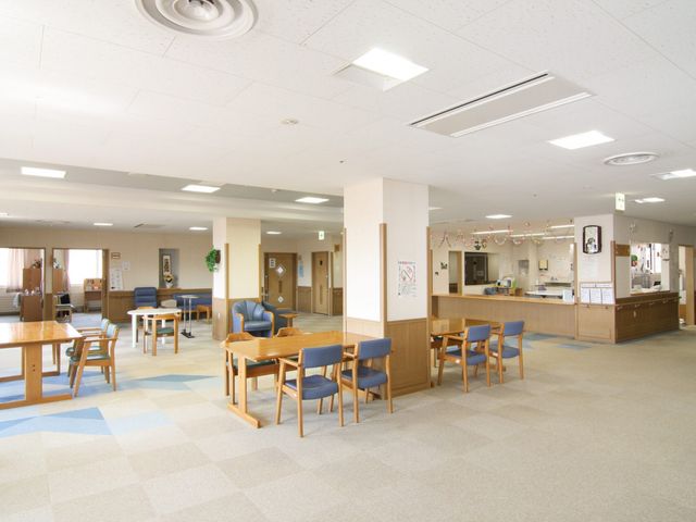 広々としたリビング リビング 天井が高く、自然光が差し込む明るいリビングです。家具配置も工夫され、ゆったりと過ごせます。