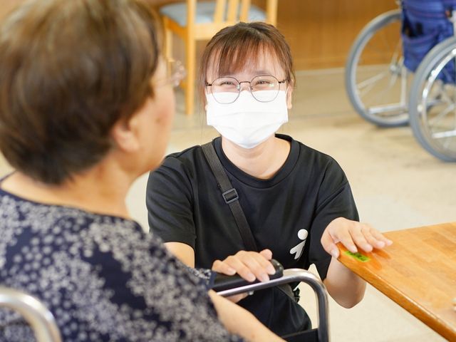 交流が行われる場 スタッフイメージ スタッフが笑顔で利用者と交流しています。温かい雰囲気が感じられる、心地よい空間です。