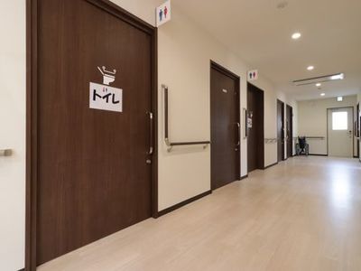 清潔な廊下と部屋のドア