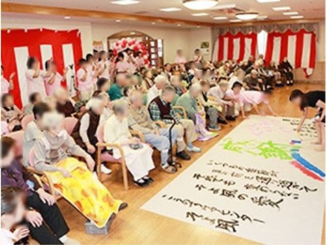 多世代交流のイベント 10周年記念イベント 様々な年齢層が集まる温かみのある空間です。共同活動でのコミュニケーションが図られ、笑顔があふれています。
