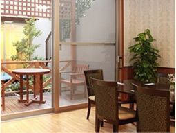 和風ダイニングと中庭の風景