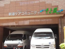 エントランスと白いバン