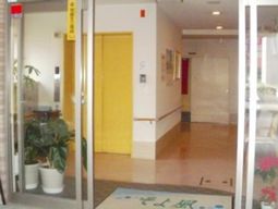 明るいエントランス風景