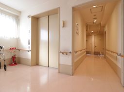 清潔な廊下と手すり