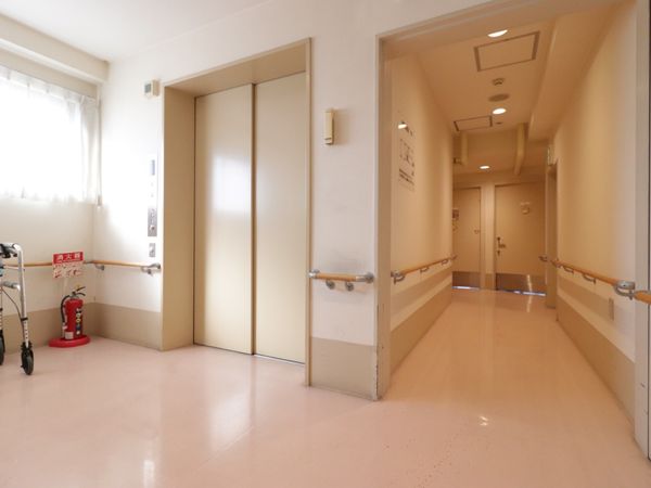 清潔な廊下と手すり