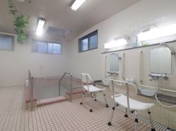 タイル張りの浴室設備