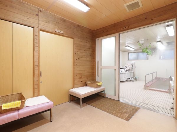 温もりのある木製の浴室