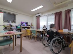 車椅子の人がいる共有スペース