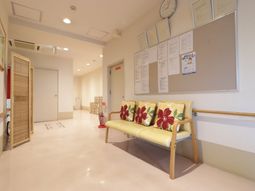 明るい廊下と掲示物