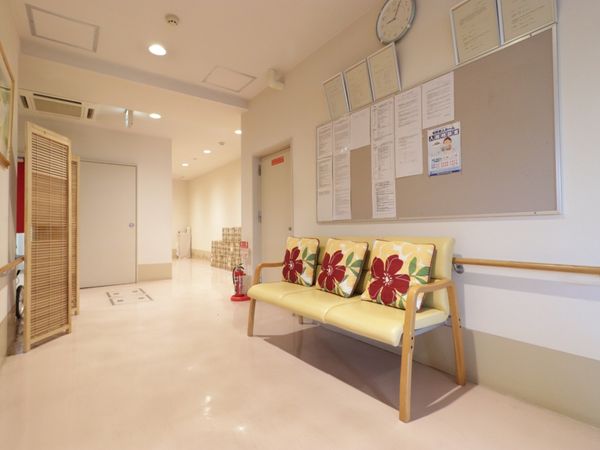 明るい廊下と掲示物