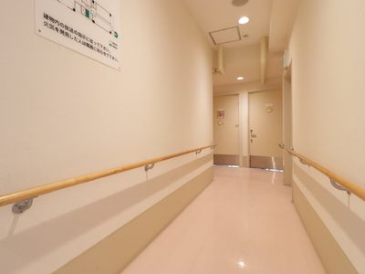 手すり付き明るい廊下