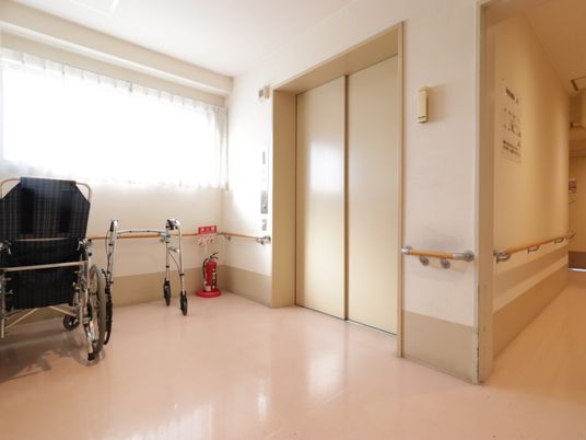 廊下の車椅子と歩行器