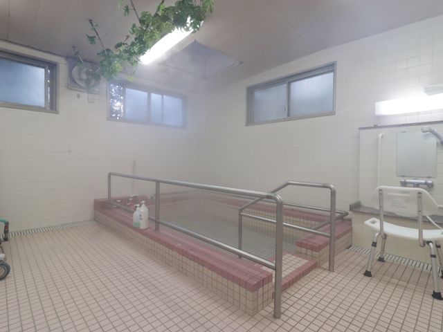 バリアフリーの浴室設備 浴室 ゆとりある空間のバリアフリー浴室です。手すりや座浴設備があり、安心してご利用いただけます。