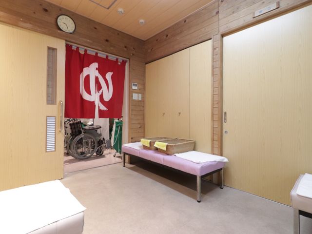 和室の日常風景 浴室 落ち着いた雰囲気の和室です。車椅子も配慮された広々としたスペースが確保されており、ゆっくりとお過ごしいただけます。