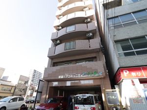 都会の清潔な建物エントランス