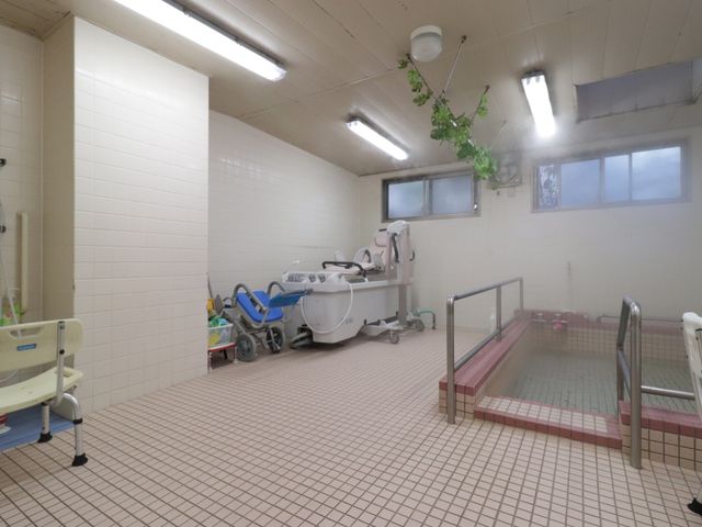 バリアフリーの浴室設備 浴室 ゆったりとした造りの清潔な浴室です。手すりや機械浴槽も設置され、利用者の安全と快適さが考慮されています。