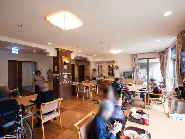 明るい食堂の様子