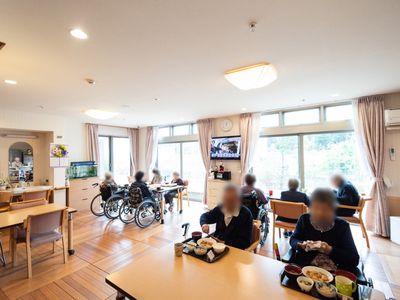 明るい食堂の様子