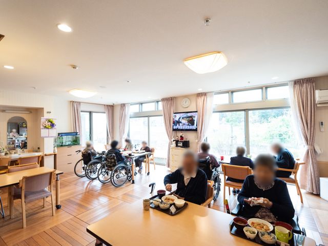明るい食堂の様子
