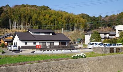駐車場付きの建物外観