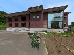 落ち着いた色合いの建物外観