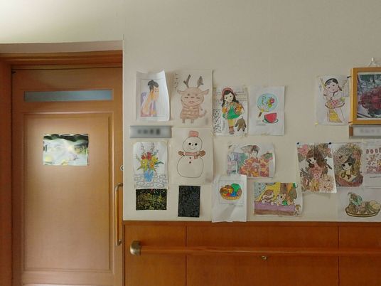 壁に飾られた手作り絵画