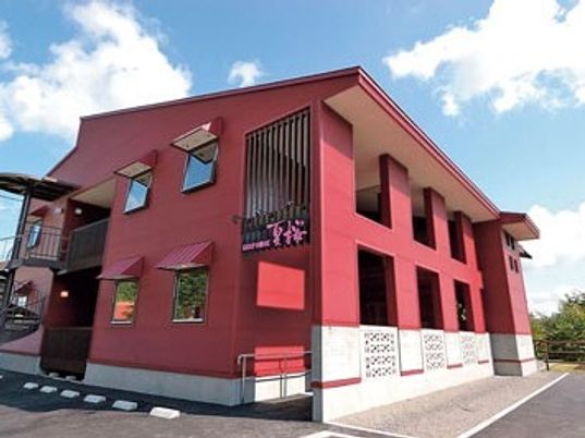 赤い外壁の明るい建物
