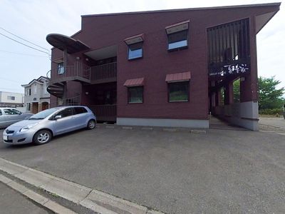茶色の建物の外観