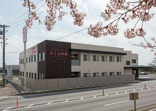 桜が咲く外観