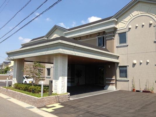 落ち着いた外観の建物