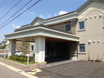 落ち着いた外観の建物