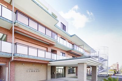 明るい外観の建物