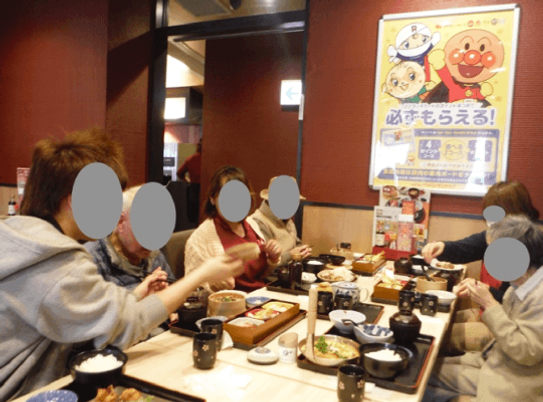 食事を楽しむ皆さんの食堂