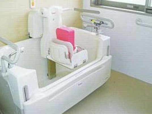 福祉用具が備わる浴室