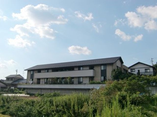 広々とした建物の外観 外観 緑に囲まれた落ち着いた雰囲気の建物です。周囲の自然と調和して、ゆったりとした時間が流れている様子がうかがえます。