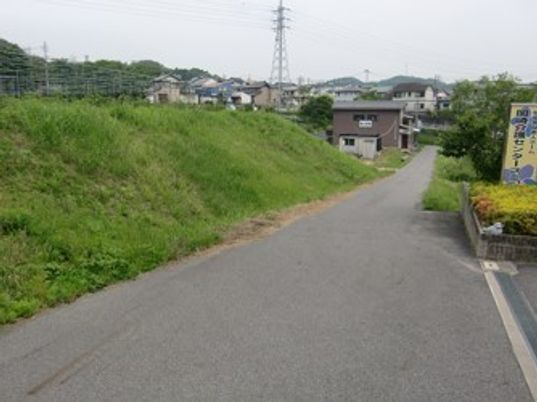 施設への緩やかな坂道